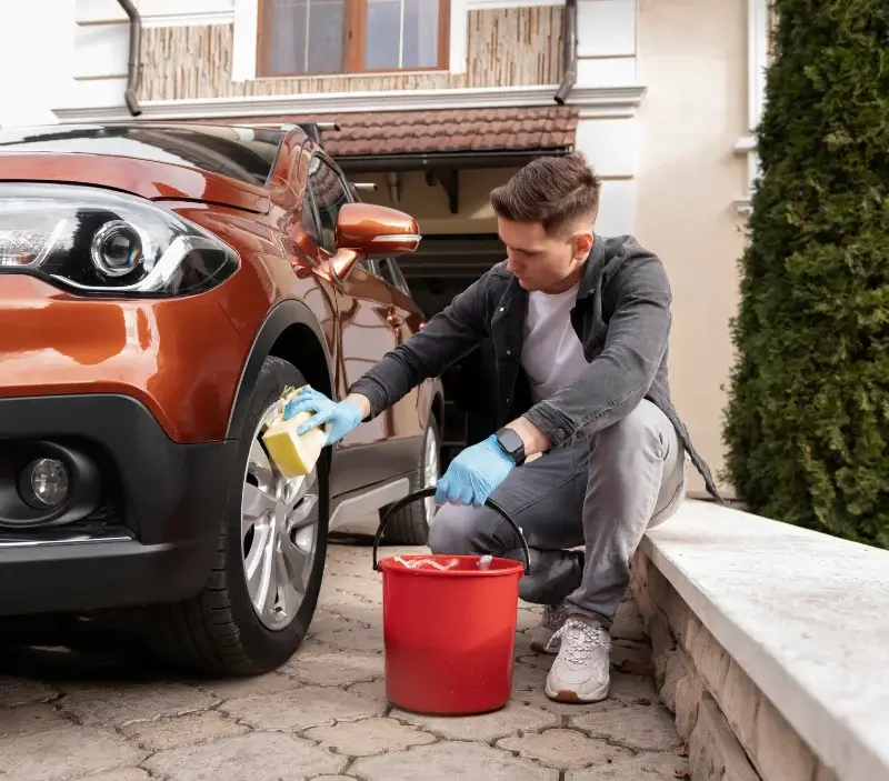 Lavage auto à domicile Saint-Sauveur : professionnel intervenant sur un véhicule
